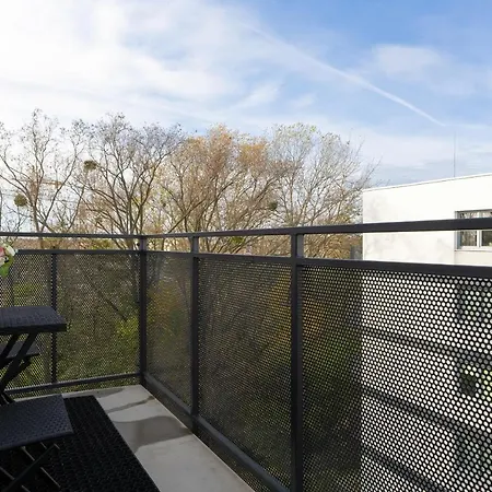 With 2 Bedrooms And Free Garage By Renters * Познань