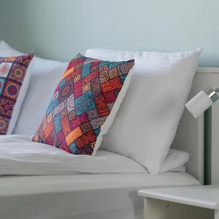 With 2 Bedrooms And Free Garage By Renters *