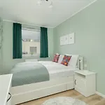 With 2 Bedrooms And Free Garage By Renters * Познань