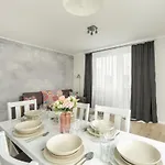 With 2 Bedrooms And Free Garage By Renters Апартаменты Познань