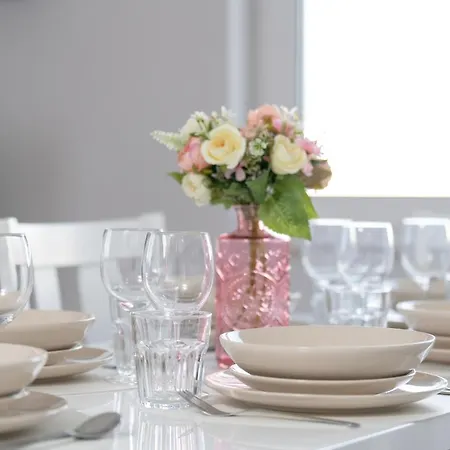 With 2 Bedrooms And Free Garage By Renters Apartment Poznan