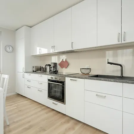 With 2 Bedrooms And Free Garage By Renters Poznan
