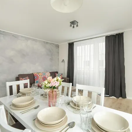 With 2 Bedrooms And Free Garage By Renters Apartman Poznań