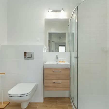 With 2 Bedrooms And Free Garage By Renters Apartman