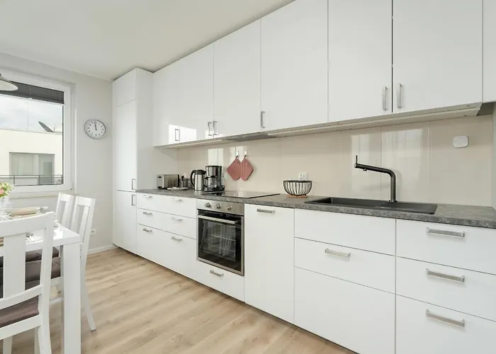 With 2 Bedrooms And Free Garage By Renters 포즈난