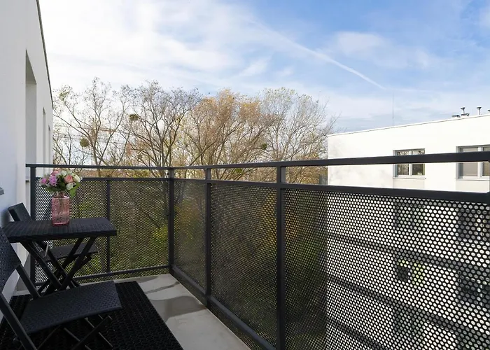 With 2 Bedrooms And Free Garage By Renters * 포즈난