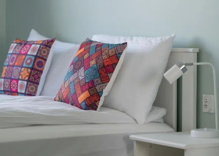 With 2 Bedrooms And Free Garage By Renters *